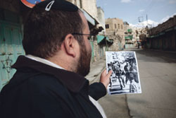 Hebron är en öde stad nu för tiden. Yehuda Shaul har en bild som visar hur det såg ut på nittiotalet, före segregationspolitiken. Foto: Tuomas Uusheimo Hebron är en öde stad nu för tiden. Yehuda Shaul har en bild som visar hur det såg ut på nittiotalet, före segregationspolitiken. Foto: Tuomas Uusheimo