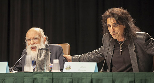 Bland James Randis mer udda uppdrag genom tiderna var att han turnerade med rockstjärnan Alice Cooper 1973-74, och hjälpte med turnéns illusioner, som den legendariska halshuggningen av Cooper. Fotot av Terry Robinson är från Dragoncon-mässan i Atlanta 2012. 