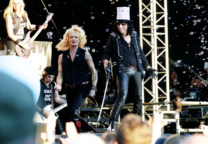 Michael Monroe klev upp på scenen under Alice Coopers ebcore School's Out, till publikens stora förtjusning. Och såpbubblor. Foto: Janne Wass