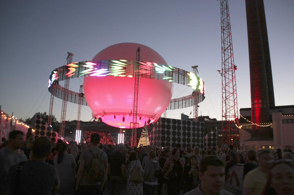 Bright Balloon 360° hette min favoritarena på Flow. Den runda scenen tillåter publiken att följa med från de fyra runtlöpande läktarna.