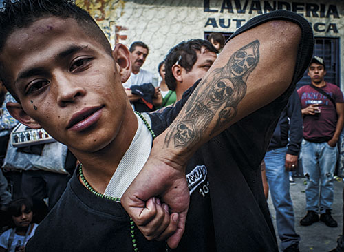 Gerardo säger att han lever ett hårt liv och att Santa Muerte har hjälpt honom mycket. Han har bulor i pannan och överkroppen i bandage, men vill inte säga vad som hänt, mer än att livet är hårt.