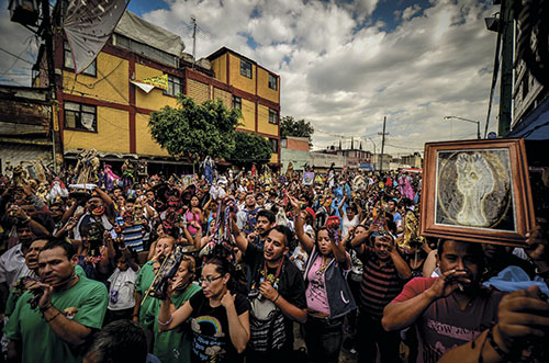 På gatan Alfarería i stadsdelen Tepito i Mexico City samlas varje månad tusentals människor för att tillbe Santa Muerte.