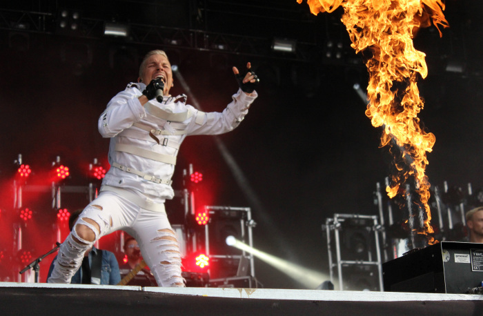 Antti Tuisku sparade inte på pyrotekniken. 