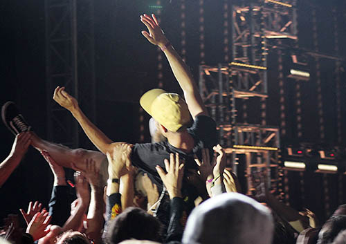 Crowdsurfing under Descendents spelning.