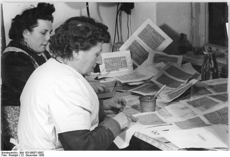 Räkning av ransoneringsmärken i Tyskland 1950. Foto CC/Bundesarchiv